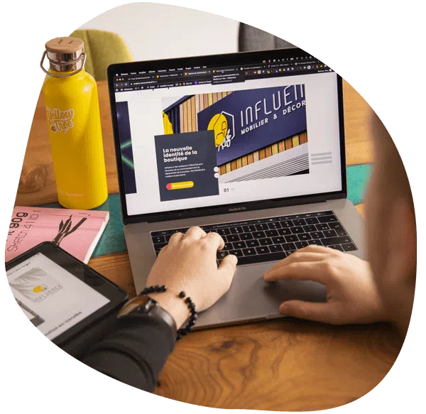 main sur clavier d'ordinateur gourde YellowTree